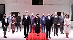 na zdjęciu widać kilkanaście osób stojący na scenie, wśród nich: Marek Woźniak (Marszałek Województwa Wielkopolskiego), Jacek Jaśkowiak (Prezydent Miasta Poznania), Włodzimierz Mazurkiewicz (Dyrektor Departamentu Kultury UMWW), Iwona Pasińska (Dyrektor PTT), posłowie na Sejm RP, radni Komisji Kultury Województwa Wielkopolskiego, przedstawiciele Departamentu Kultury UMWW oraz poznańskich instytucji kultury.