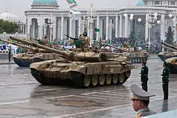 Czołgi T-90 w barwach armii Turkmenistanu na paradzie w 2011