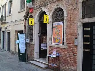 Punkt informacyjny weneckiej społeczności żydowskiej na&nbsp;terenie starego getta