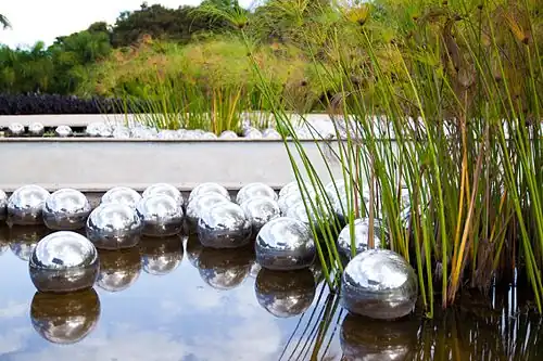 Yayoi Kusama, Ogród narcyzów (2011)