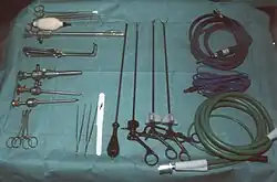 Ryc. 24. Stolik z narzędziami potrzebnymi do wykonania operacji laparoskopowej.