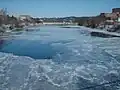 Rzeka Iowa zimą, widziana z kampusu University of Iowa