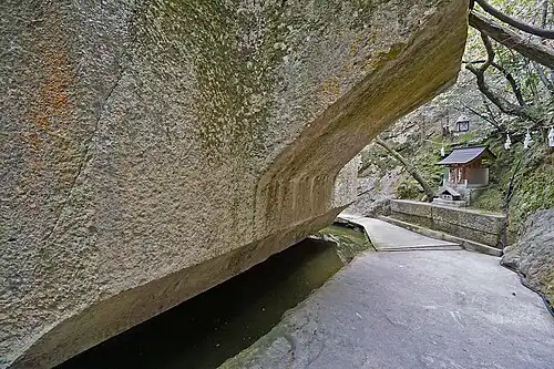 Podstawa kamienia i staw pod nim