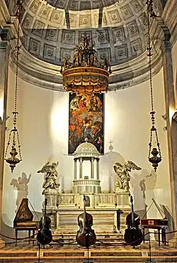 Jeden z ołtarzy bocznych