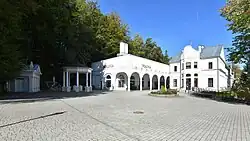 Od lewej: Pawilon źródła Józef, Pawilon Nad Źródłami, Pijalnia wód mineralnych, Sanatorium „Stare Łazienki” w elewacji południowej