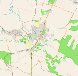 Mapa konturowa Izbicy, blisko centrum po lewej na dole znajduje się punkt z opisem „Cmentarz wojenny w Izbicy”