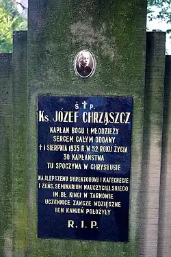 Nagrobek dyrektora Seminarium Nauczycielskiego ufundowany przez byłe uczennice.