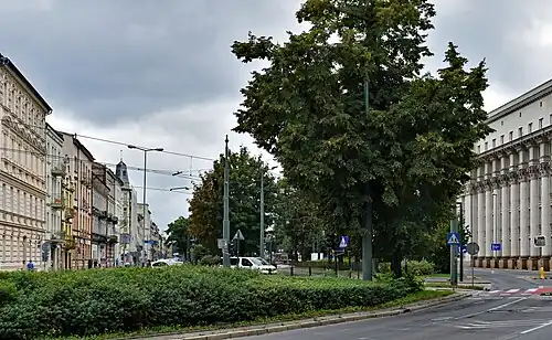 Ulica Dietla widziana spopod wiaduktu kolejowego na południe