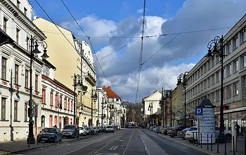 Widok ze skrzyżowania z ul. Garncarską (na wschód)