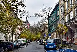 Perspektywę zachodniej części ulicy zamykają Planty i bryła kościoła Świętych Apostołów Piotra i Pawła