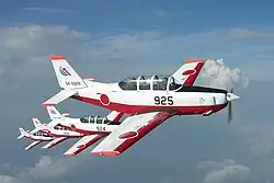 Formacja Fuji T-7 w locie