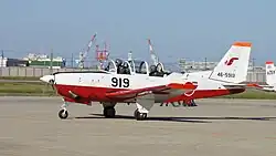 Samolot w czasie kołowania z otwartym kokpitem