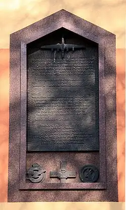 Tablica z 1992 r. upamiętniająca ofiarę Lotników Alianckich podczas II W.Ś