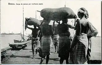 Papuaskie kobiety i wózki na molo