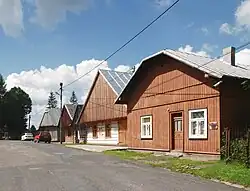 Zabytkowa drewniana zabudowa w zachodniej pierzei rynku