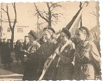 Jadwiga Zbucka (trzecia od lewej) w poczcie sztandarowym