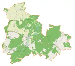 Mapa konturowa gminy Janów, blisko lewej krawiędzi na dole znajduje się punkt z opisem „Jaskinia Siedlecka”