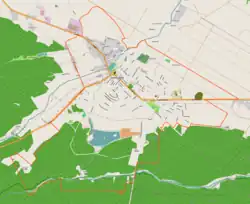 Mapa konturowa Janowa Lubelskiego, blisko centrum u góry znajduje się punkt z opisem „Parafiapw. św. Jana Chrzcicielaw Janowie Lubelskim”