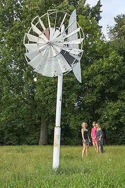 Forma kinetyczna stworzona przez Jana Chwałczyka podczas I Biennale Form Przestrzennych w Elblągu.