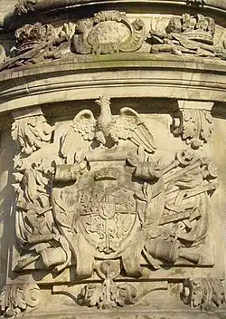 Herb króla: orzeł i Pogoń, w sercu tarczy herb Sobieskich Janina