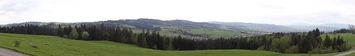 Widok z parkingu w Rdzawce przy Zakopiance na grzbiet Janiłówki i położoną u jego podnóża Sieniawę