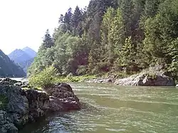 Widok z brzegu z panoramą gór w tle