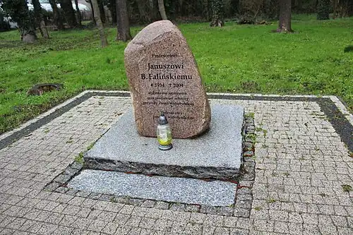 Głaz pamiątkowy w parku pałacowym w Wolsztynie