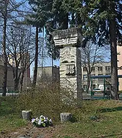 Pomnik kolejarzom uczestnikom ruchu oporu 1939-45, obok dworca