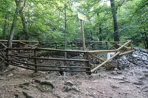 Ogrodzony lej jaskini