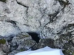 Otwór wejściowy Jaskini Małołąckiej.