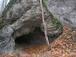 Skałki wokół jaskini