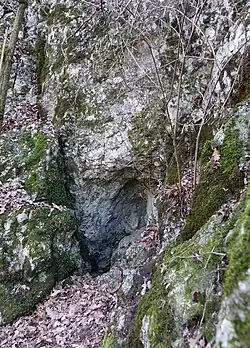 Skały z otworem jaskini