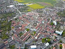 Widok lotniczy Jawora, czytelny układ zabudowy wzdłuż dawnych murów miejskich