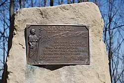 Obok wieży pomnik z tablicą JPII