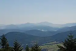 Widok z wieży na Beskid Niski i Lackową