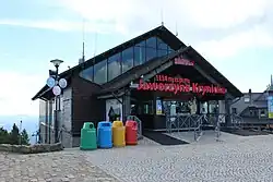 Wejście do budynku górnej stacji