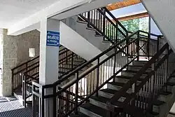 Dojście do peronu w budynku dolnej stacji