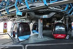 Peron w budynku dolnej stacji