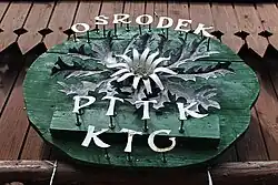 Symbol nad wejściem do budynku ośrodka