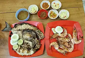 Posiłek z ryb i krewetek w Jayapurze