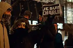 Napis „Jestem Charlie” niesiony przez jednego z protestujących przeciwko terroryzmowi po zamachach w Paryżu (2015)