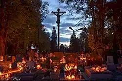 Jedna z kwater Cmentarza Jeruzalem po zmroku.