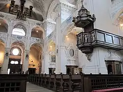 Ambona oraz widok na nawę