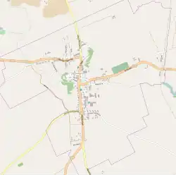 Mapa konturowa Jezioran, blisko centrum na lewo u góry znajduje się punkt z opisem „Cmentarz żydowski w Jezioranach”