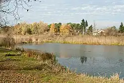 Zabudowania na wyższym, prawym brzegu.