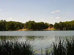 Jezioro Lubie – w głębi ośrodek wypoczynkowy w Lipach