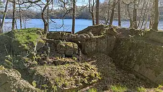 Liczne ruiny bunkrów wzdłuż wschodniego brzegu jeziora