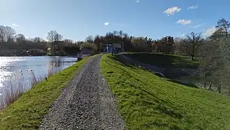 Wał spiętrzający wodę w zbiorniku