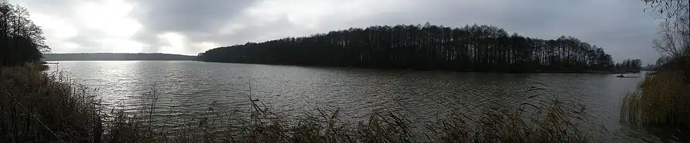 Panorama jeziora z północnego brzegu. Po prawej ujście Kanału Rybnego