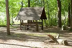 Drewniana wiata w pobliżu.